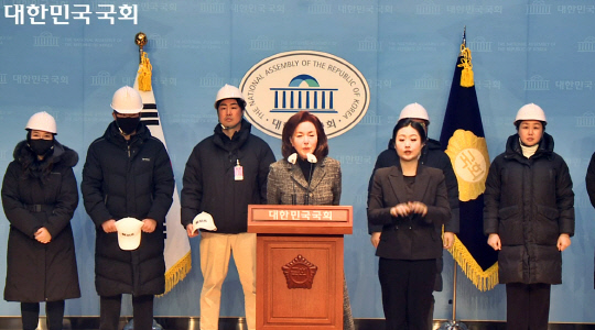 김민전 국민의힘 의원이 9일 국회 소통관에서 '반공청년단' 출범 기자회견을 주선하면서 인사말을 하고 있다. 반공청년단 단장인 김정현씨는 30여명의 청년 남성으로 구성된 '백골단'이 핵심 조직이라고 회견에서 스스로 밝혔다.<국회 인터넷의사중계시스템 영상 갈무리>